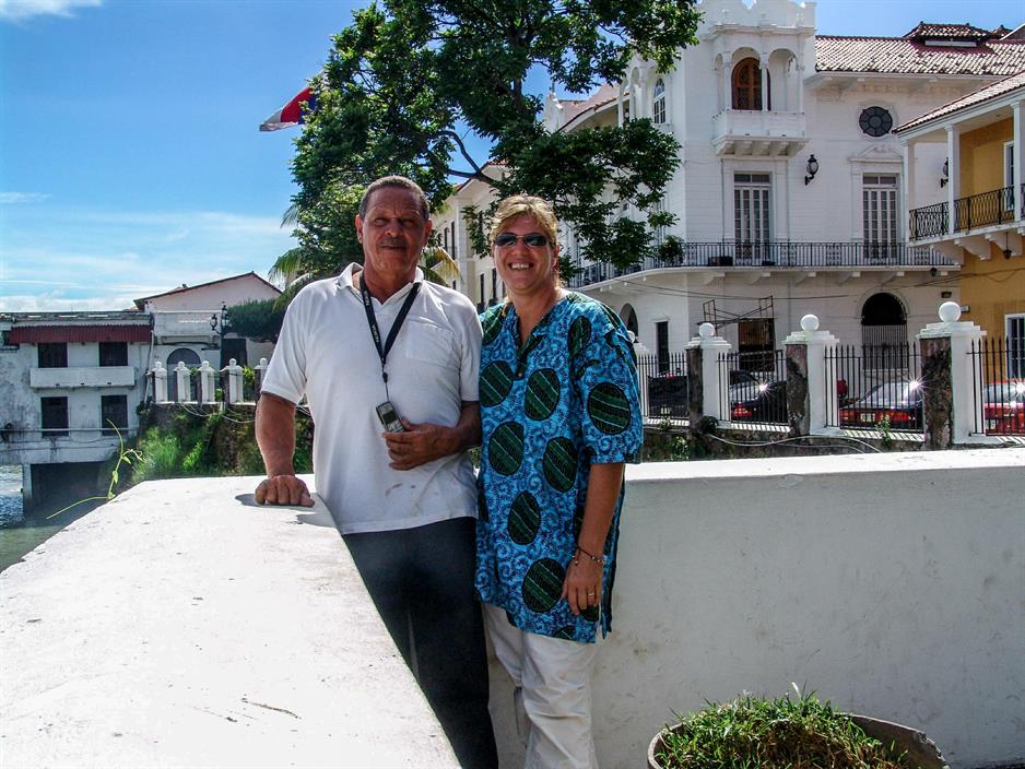 Toni und Nathalie. Toni ist Taxifahrer im Yachtclub Balboa und so kennen wir ihn schon seit Monaten. Im Hintergrund der "Palacio de las Garzas", oder Palast der Fischreiher. Er ist das heutige Wohn- und Amtsgebäude des Präsidenten und liegt nur wenige Meter von den von den "ganz schlimmen" Quartieren entfernt.